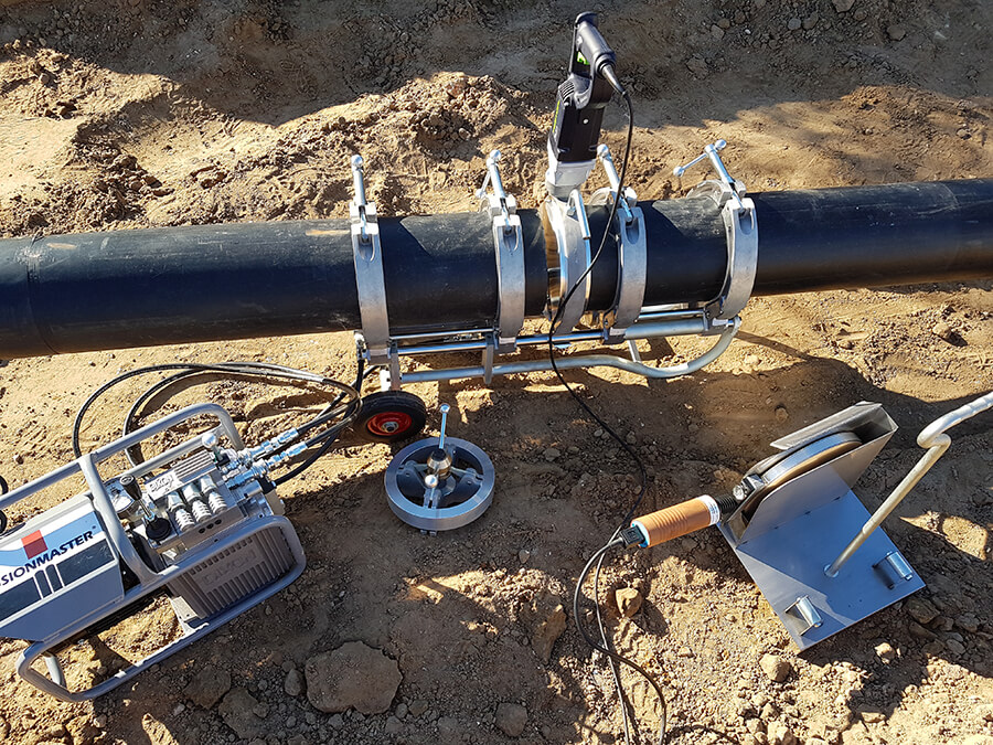 Dixon FusionMaster butt fusion welder joining HDPE pipe on a pipeline site